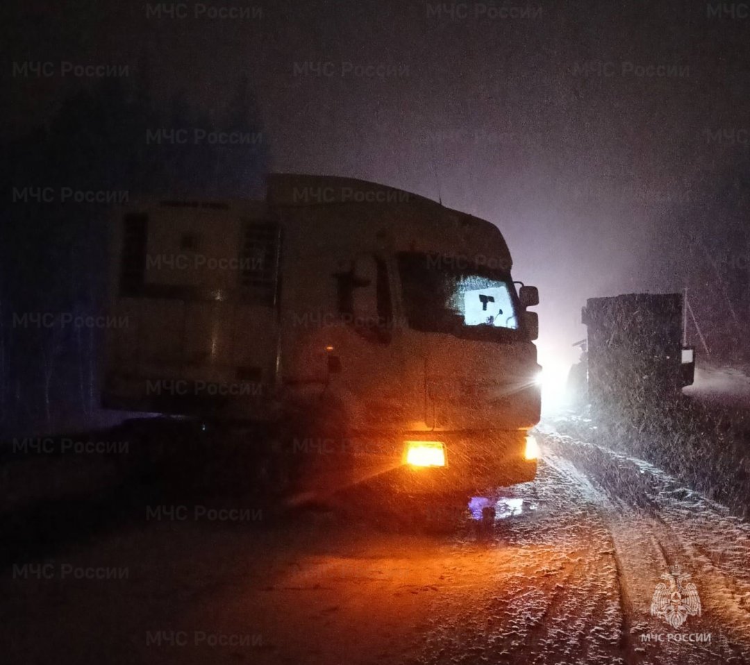 Спасатели МЧС принимали участие в ликвидации ДТП в Перемышльском районе, 20 км автодороги Р-132 «Золотое кольцо Калуга-Тула»