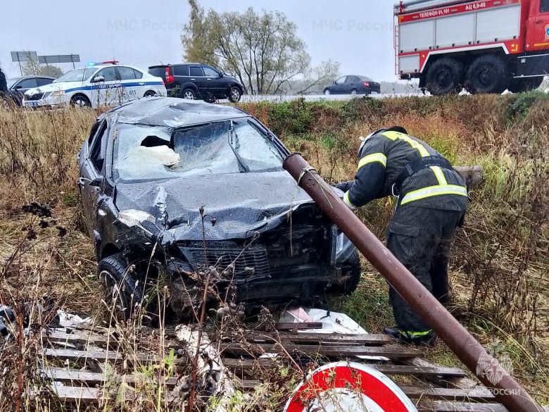 Спасатели МЧС принимали участие в ликвидации ДТП в Перемышльском районе, 6 км автодороги 